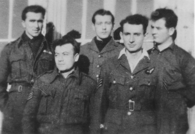 Karel Batelka v zajetí, přední řada první zleva, 1942