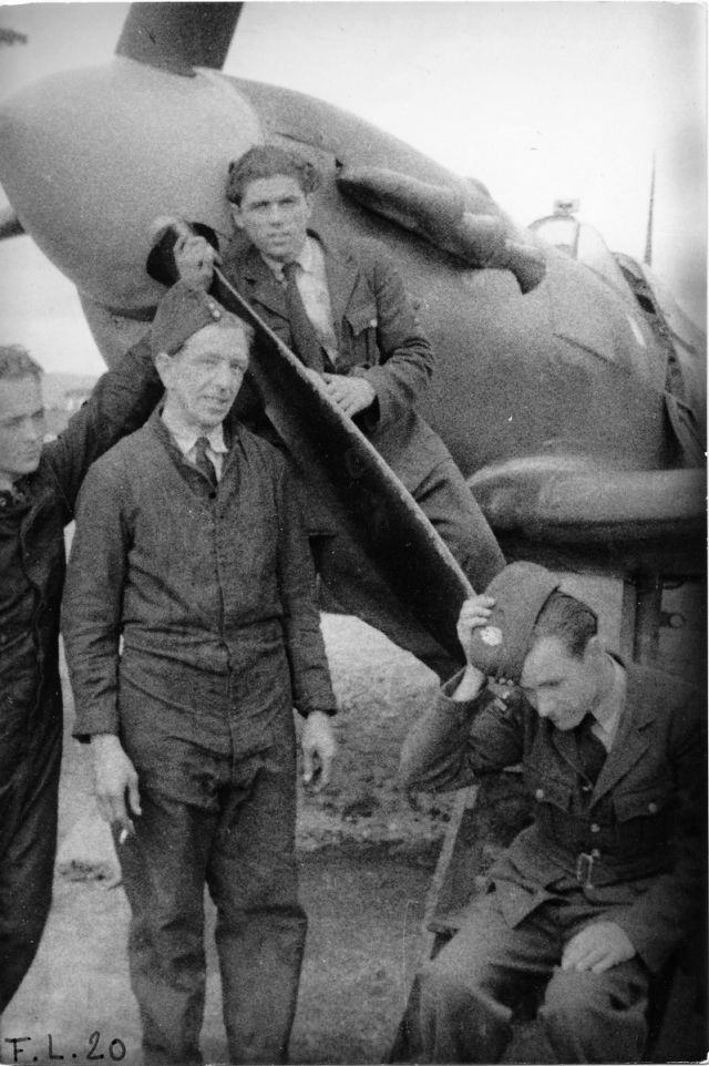 Emil Boček (nahoře) ještě jako mechanik u 312 sq. V r. 1942