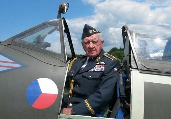  gen. Emil Boček ve Spitfireu