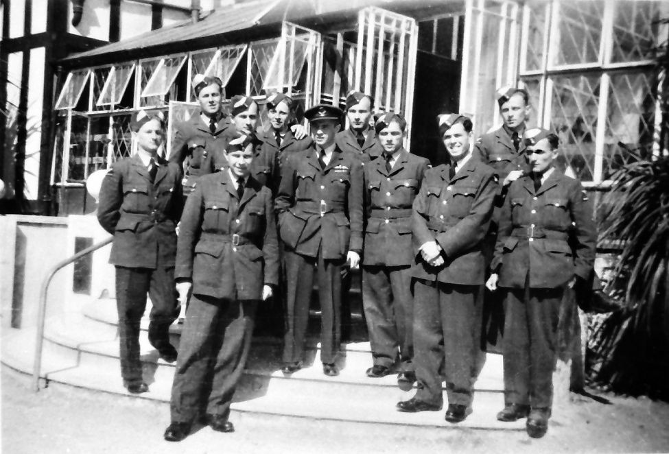 Emil Boček (čtvrtý zprava) v Paigntonu v březnu 1943