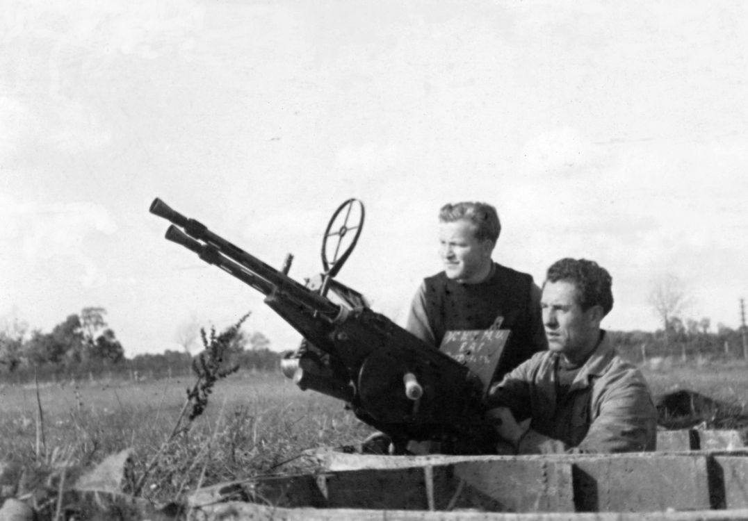František Živěla napravo u kulometu na podzim 1943