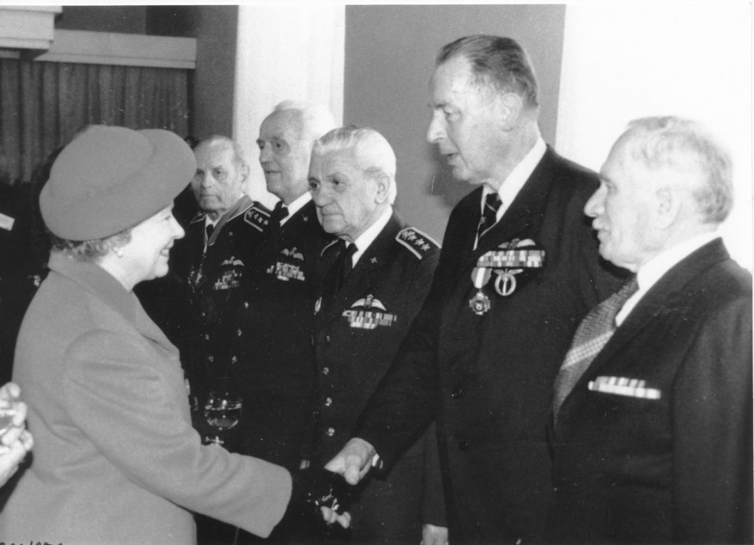 Generál Boček (uprostřed), dosud poslední žijící český letec RAF v Brně při setkání s Královnou Alžbětou II., rok 1996.