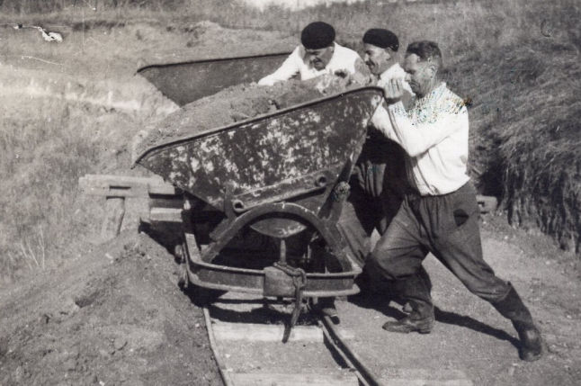 Otmar Kučera (vpravo) v Juliánovské pískovně v 50. letech