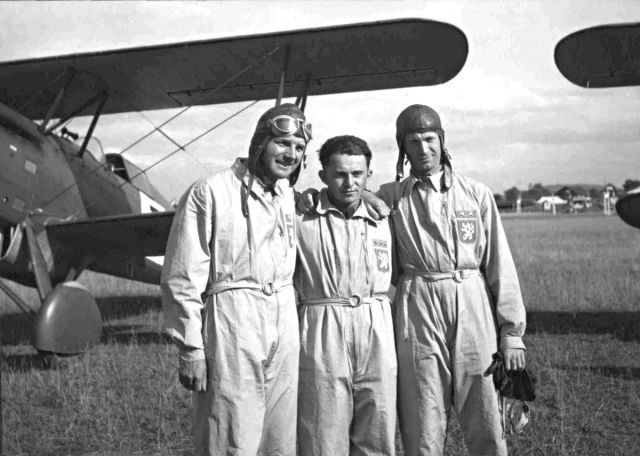 František Peřina (uprostřed) ještě před válkou v r. 1937