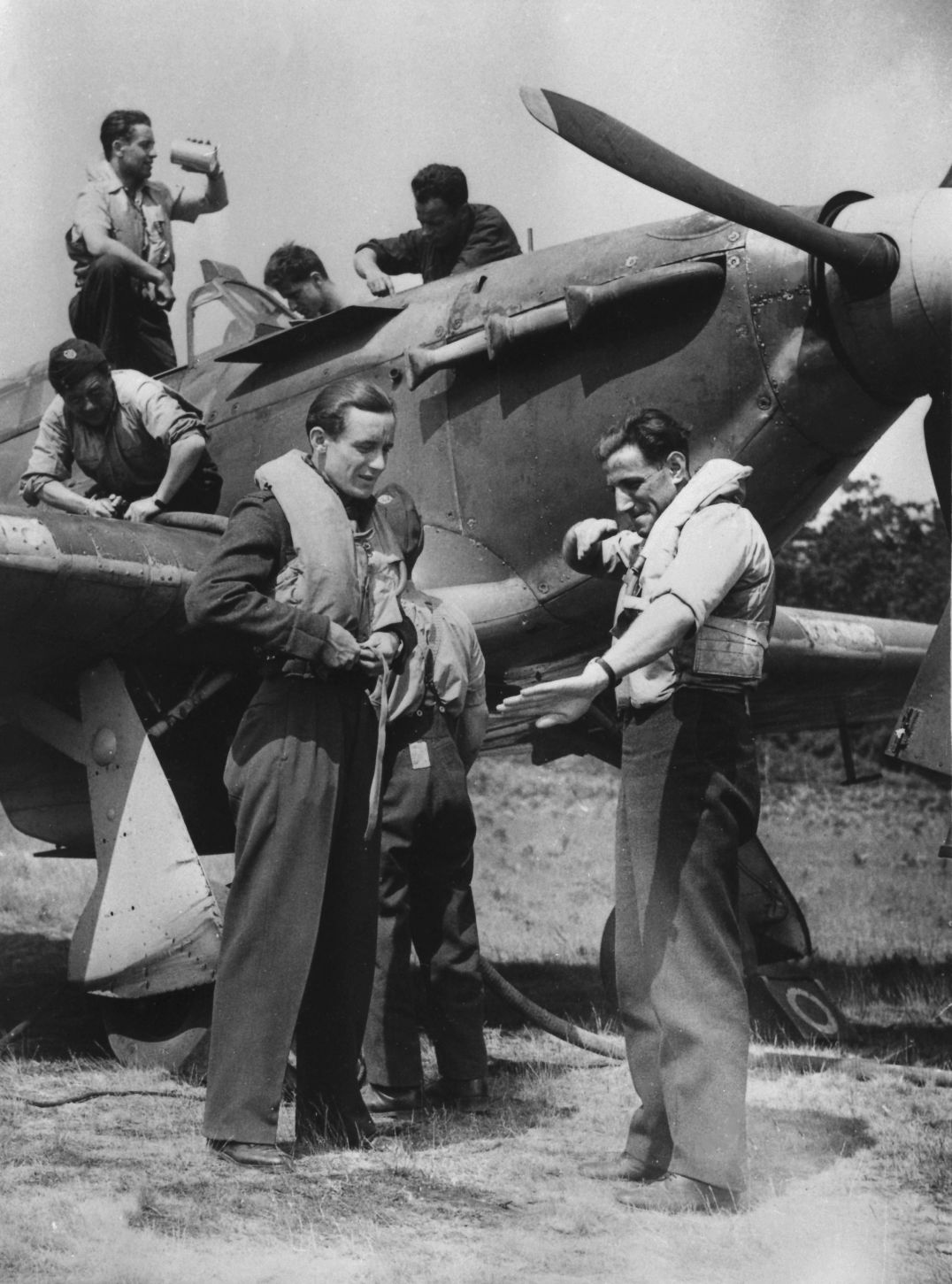 Leopold Šrom vpravo v hovoru s Františkem, pozemní personál ošetřuje Hurricane Mk. II, rok 1941