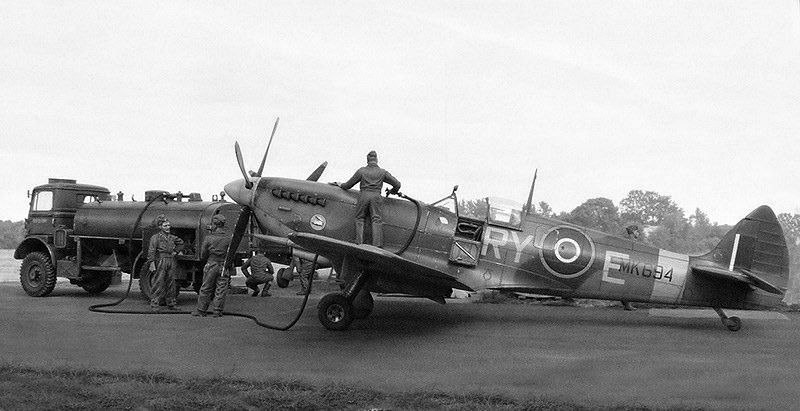 Tankující stíhací letoun Spitfire MK IX.