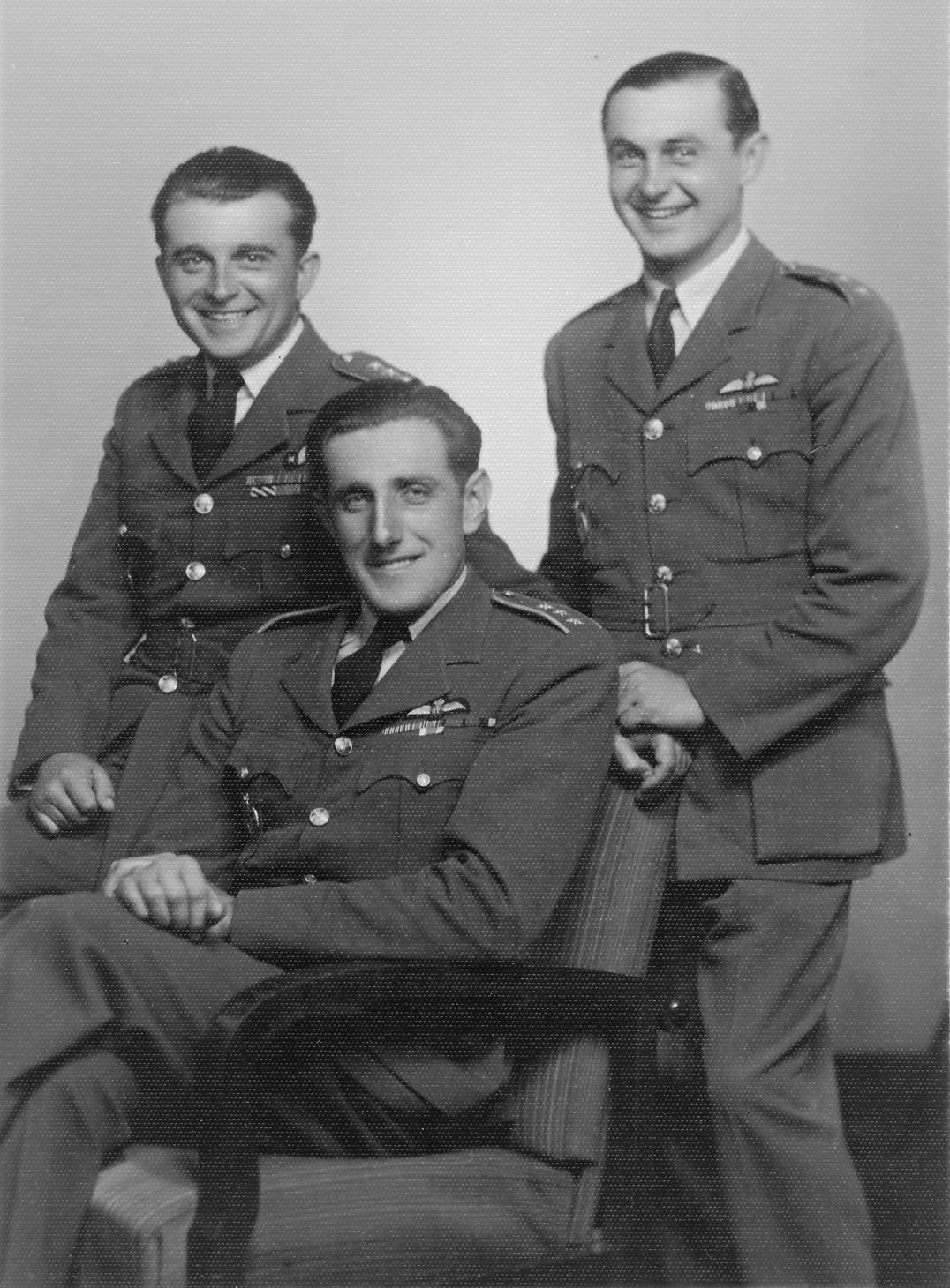 Moraváci z RAF - Slavomil Janáček z Holásek, Leopold Šrom z Chrlic a Stanislav Hlučka z Blažovic. V Praze roku 1946.
