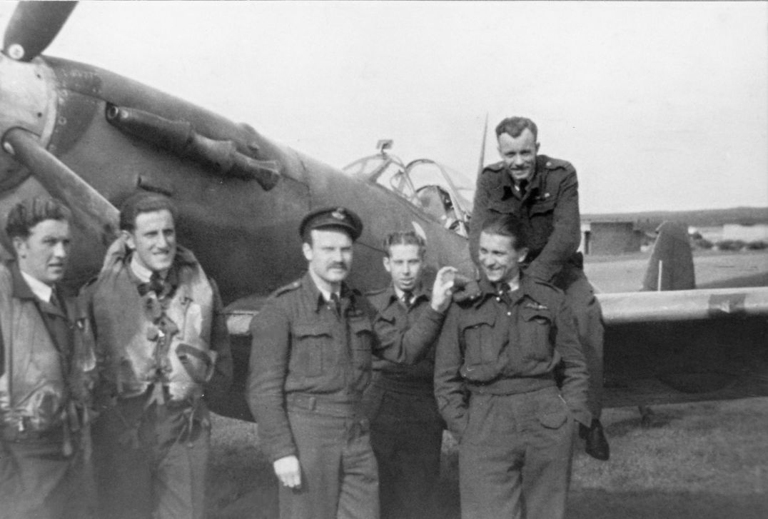 Castletown, u RAF 1943, Šrom druhý zleva.